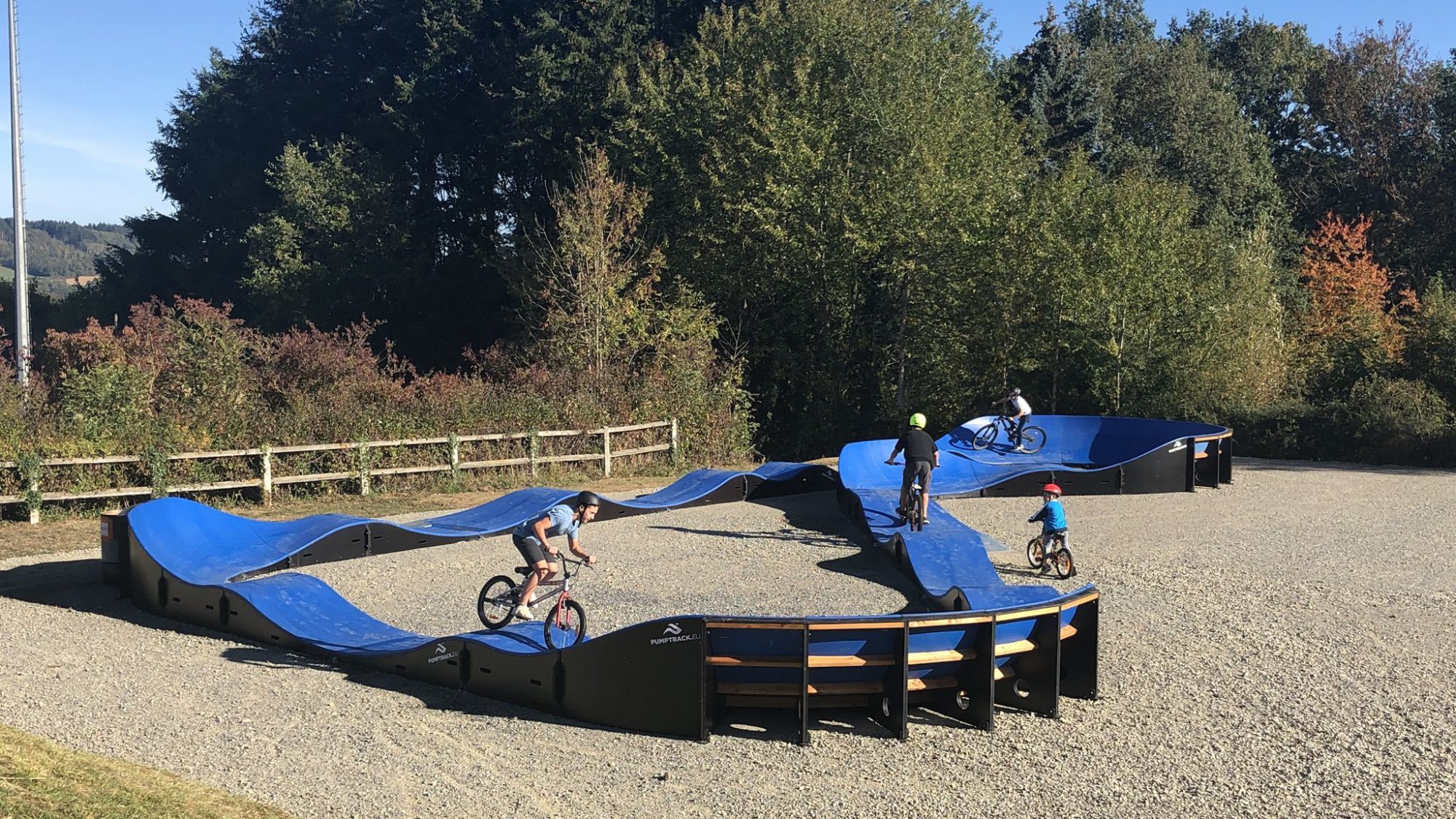 Pumptrack modulaire Brookland à Manzat (Puy-de-Dôme), usagers en action