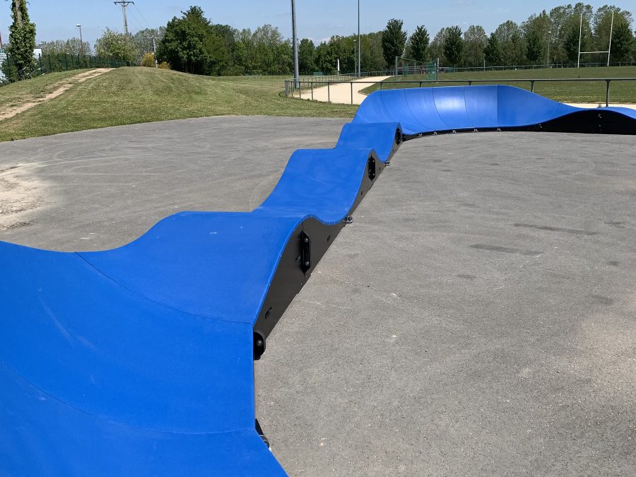 Pumptrack modulaire Triangle à Châtillon-sur-Chalaronne (Ain), bosses et virages relevés