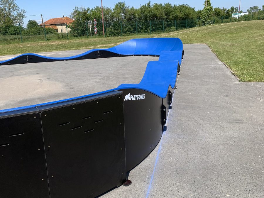 Pumptrack modulaire Triangle à Châtillon-sur-Chalaronne (Ain), vue latérale de la piste