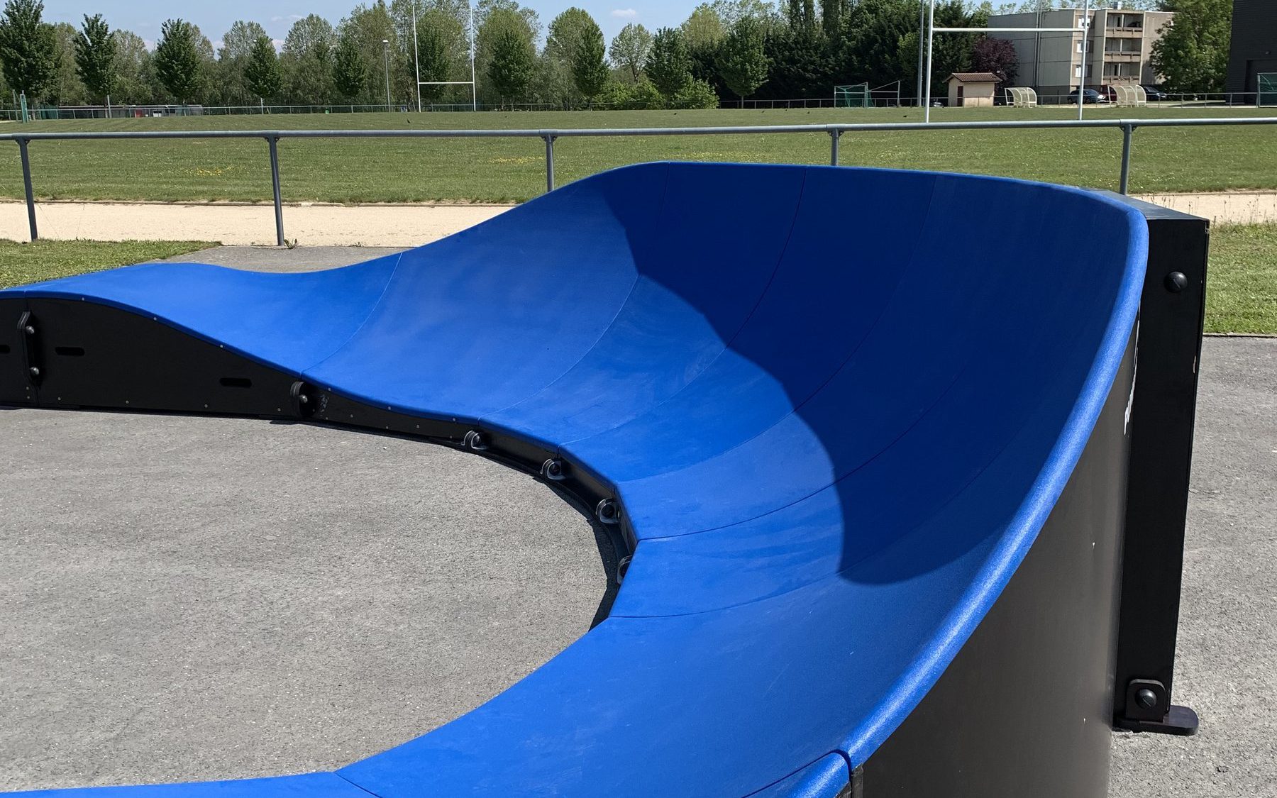 Pumptrack modulaire Triangle à Châtillon-sur-Chalaronne (Ain), bosses et virages relevés (troisième vue)