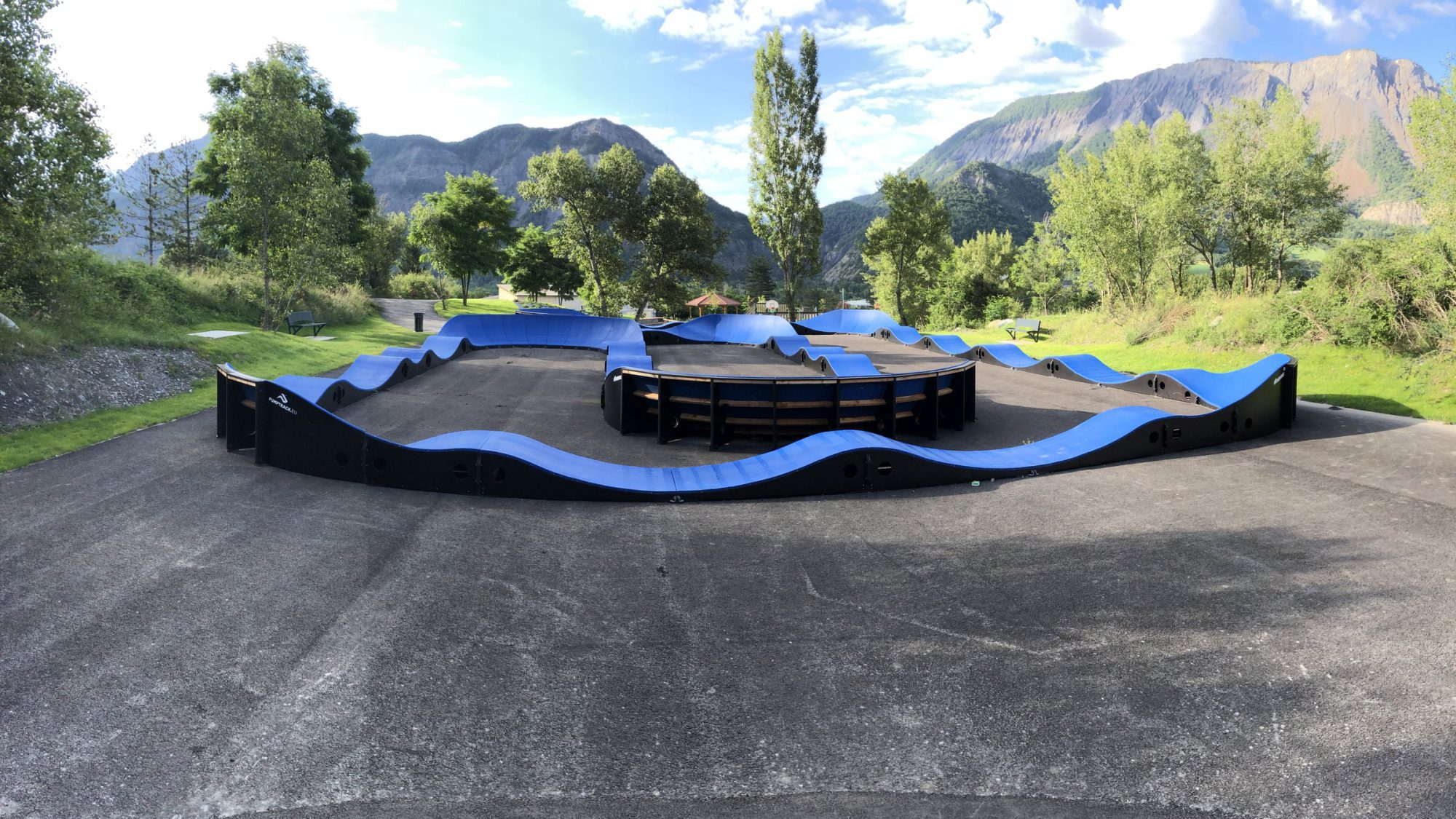 Pumptrack modulaire à Rousset (Hautes-Alpes), vue d'ensemble
