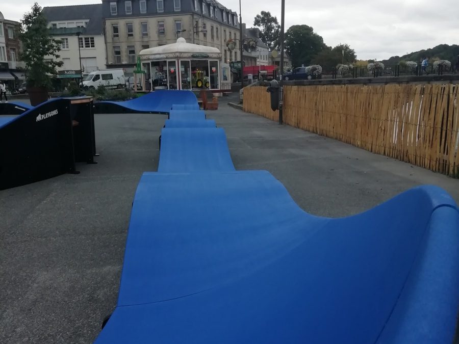 Pumptrack modulaire Brookland à Lannion (Côtes-d'Armor), bosses et virages relevés (troisième vue)
