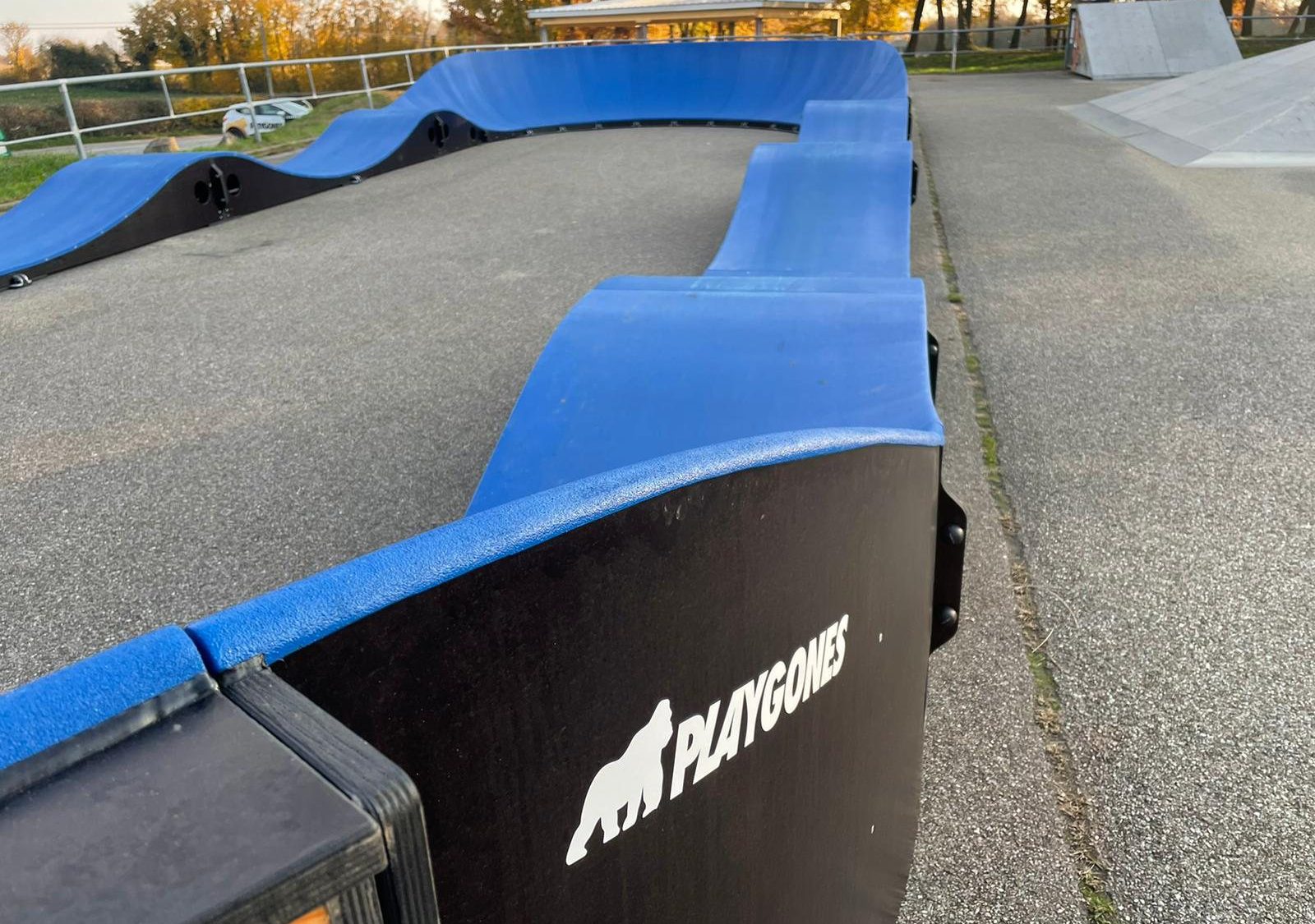 Pumptrack modulaire Monza à Villette-d'Anthon (Isère), vue latérale de la piste