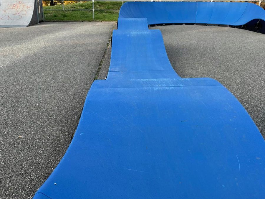 Pumptrack modulaire Monza à Villette-d'Anthon (Isère), bosses et virages relevés