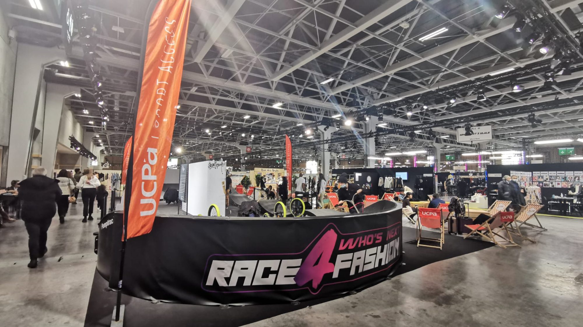 Pumptrack modulaire au salon Who's Next 2022 à Paris, vue latérale de la piste