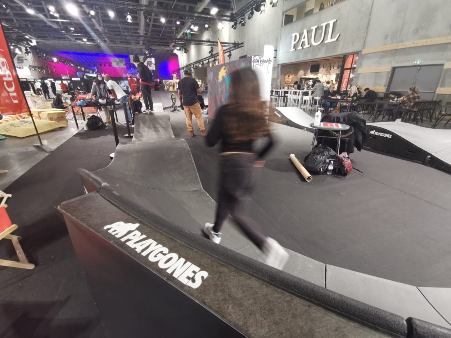 Pumptrack modulaire au salon Who's Next 2022 à Paris, usagers en action