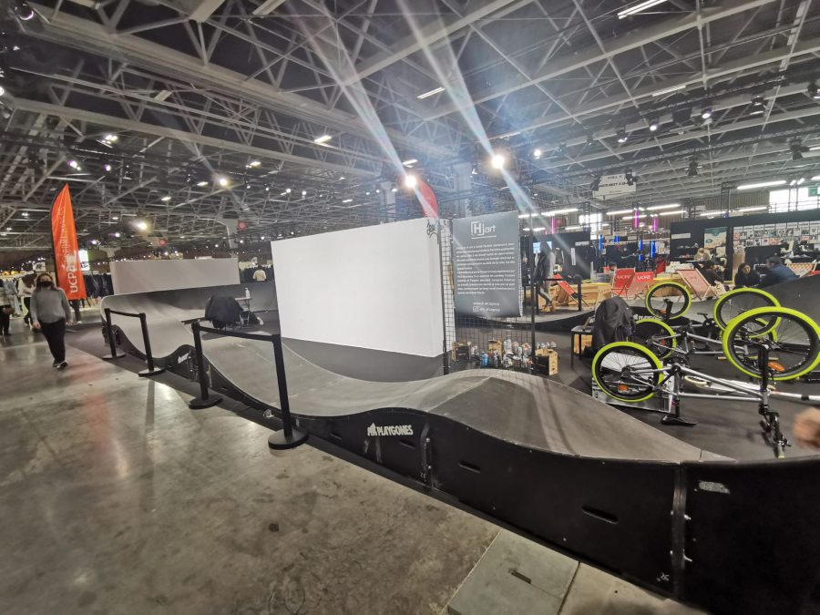 Pumptrack modulaire au salon Who's Next 2022 à Paris, bosses et virages relevés