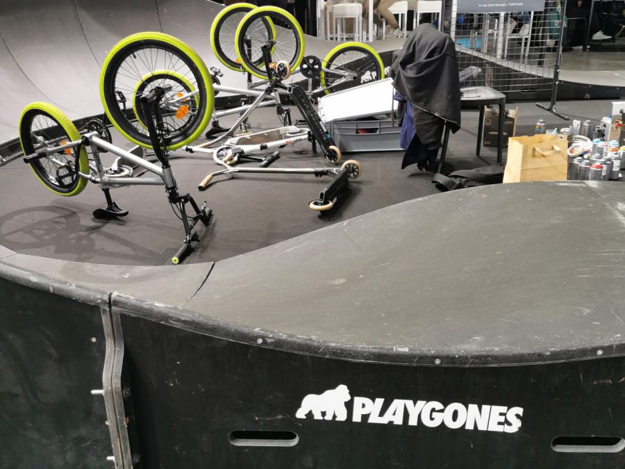Pumptrack modulaire au salon Who's Next 2022 à Paris, usagers en action (troisième vue)