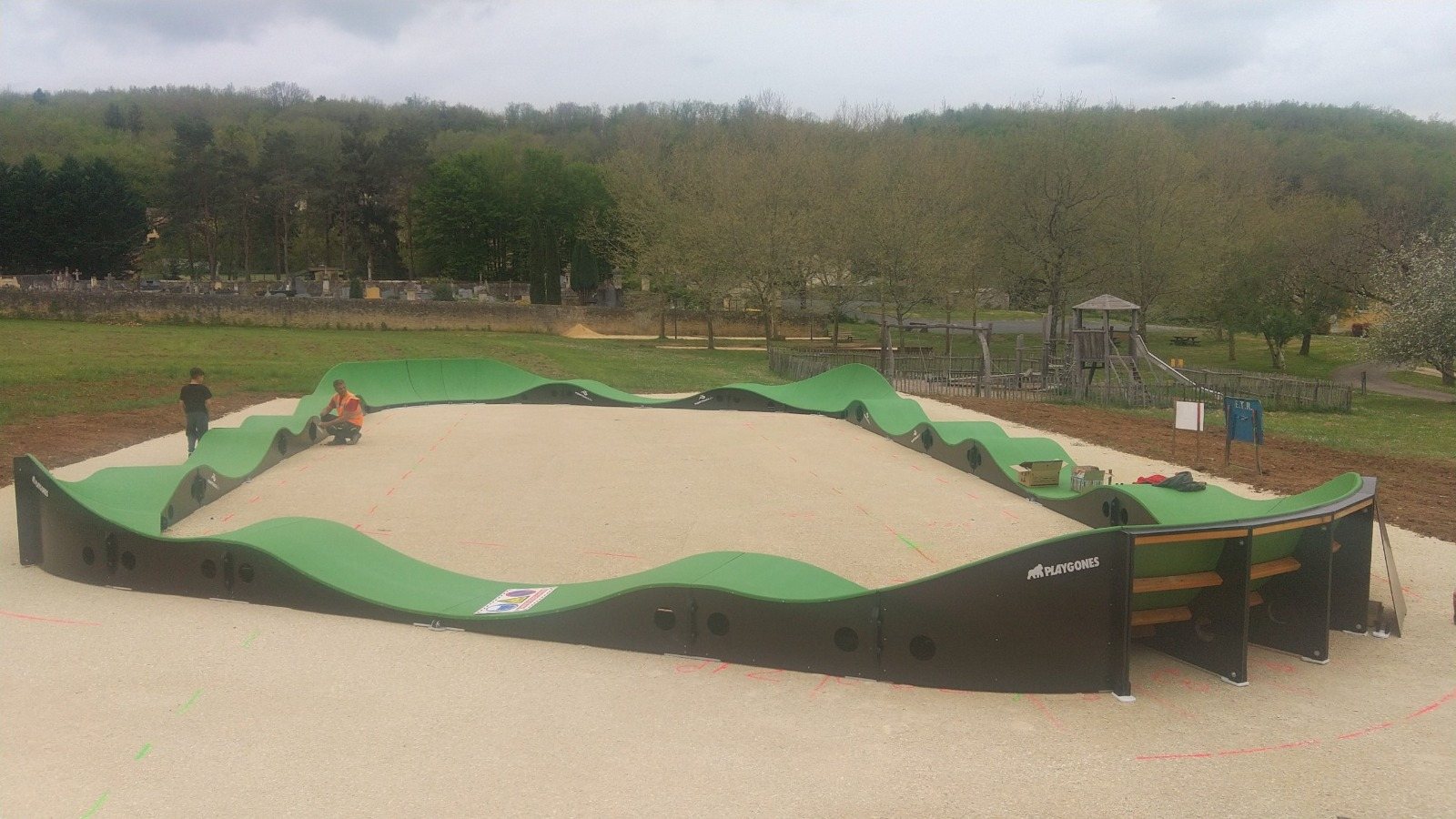 Pumptrack modulaire Casino Square à Bayac (Dordogne), vue latérale de la piste