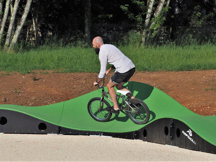 Pumptrack modulaire Casino Square à Bayac (Dordogne), usagers en action