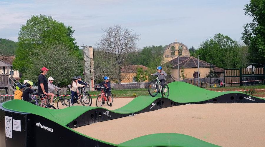 Pumptrack modulaire Casino Square à Bayac (Dordogne), usagers en action (troisième vue)