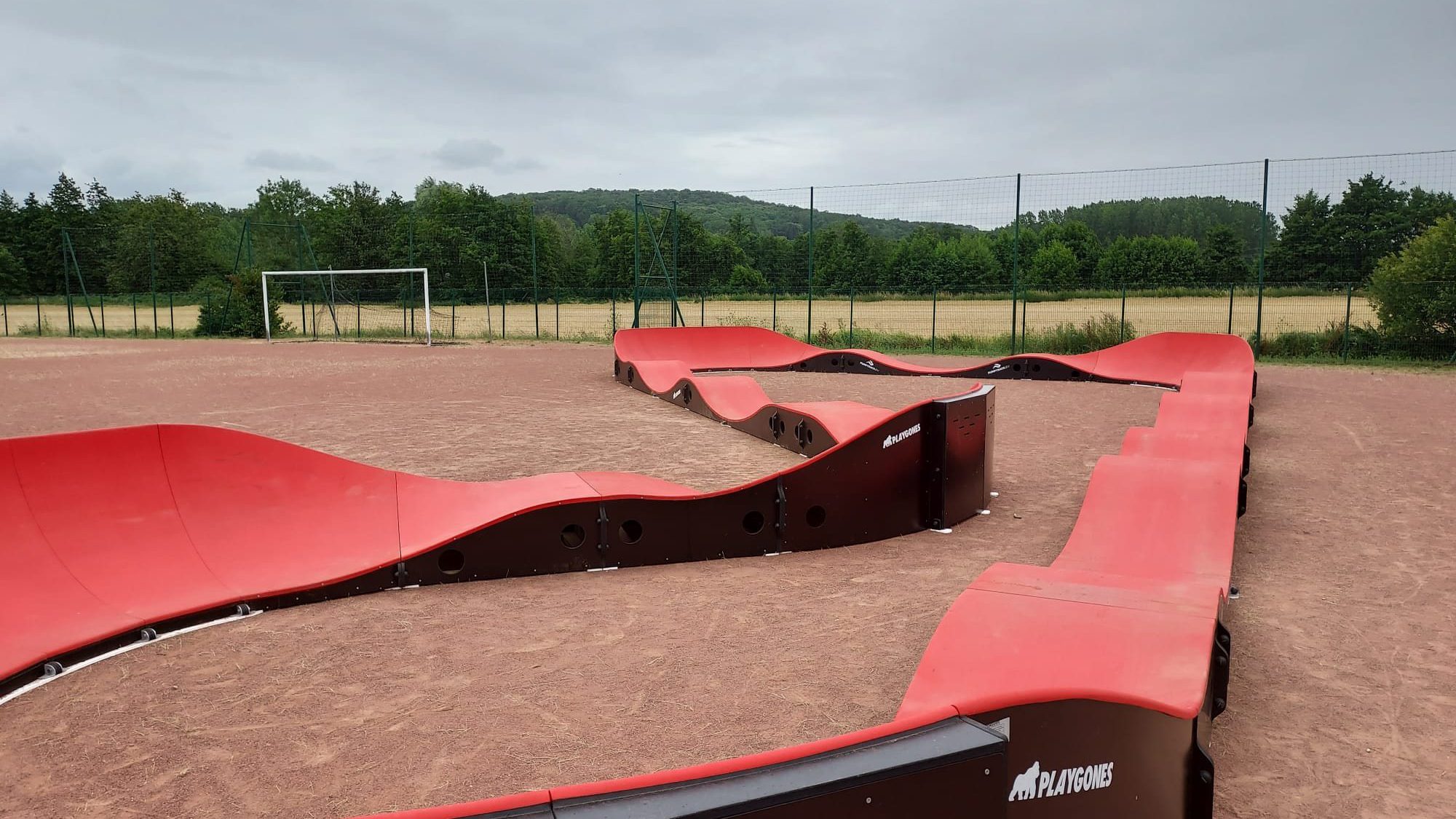 Pumptrack modulaire Brookland à Breuillet (Essonne), bosses et virages relevés