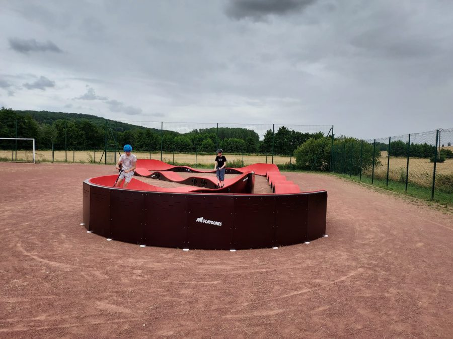 Pumptrack modulaire Brookland à Breuillet (Essonne), vue latérale de la piste