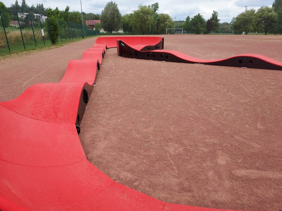 Pumptrack modulaire Brookland à Breuillet (Essonne), bosses et virages relevés (troisième vue)