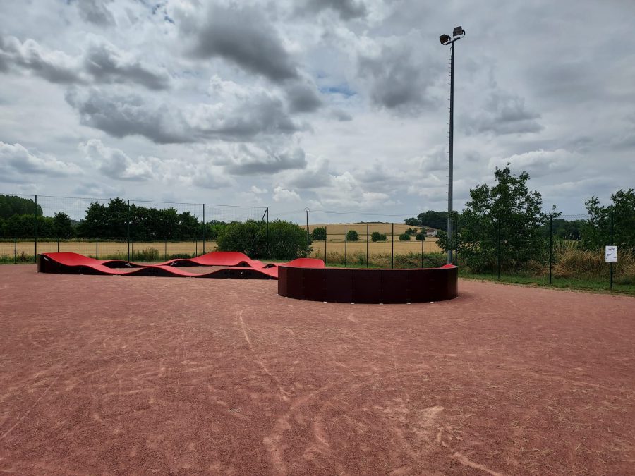 Pumptrack modulaire Brookland à Breuillet (Essonne), vue latérale de la piste (troisième vue)