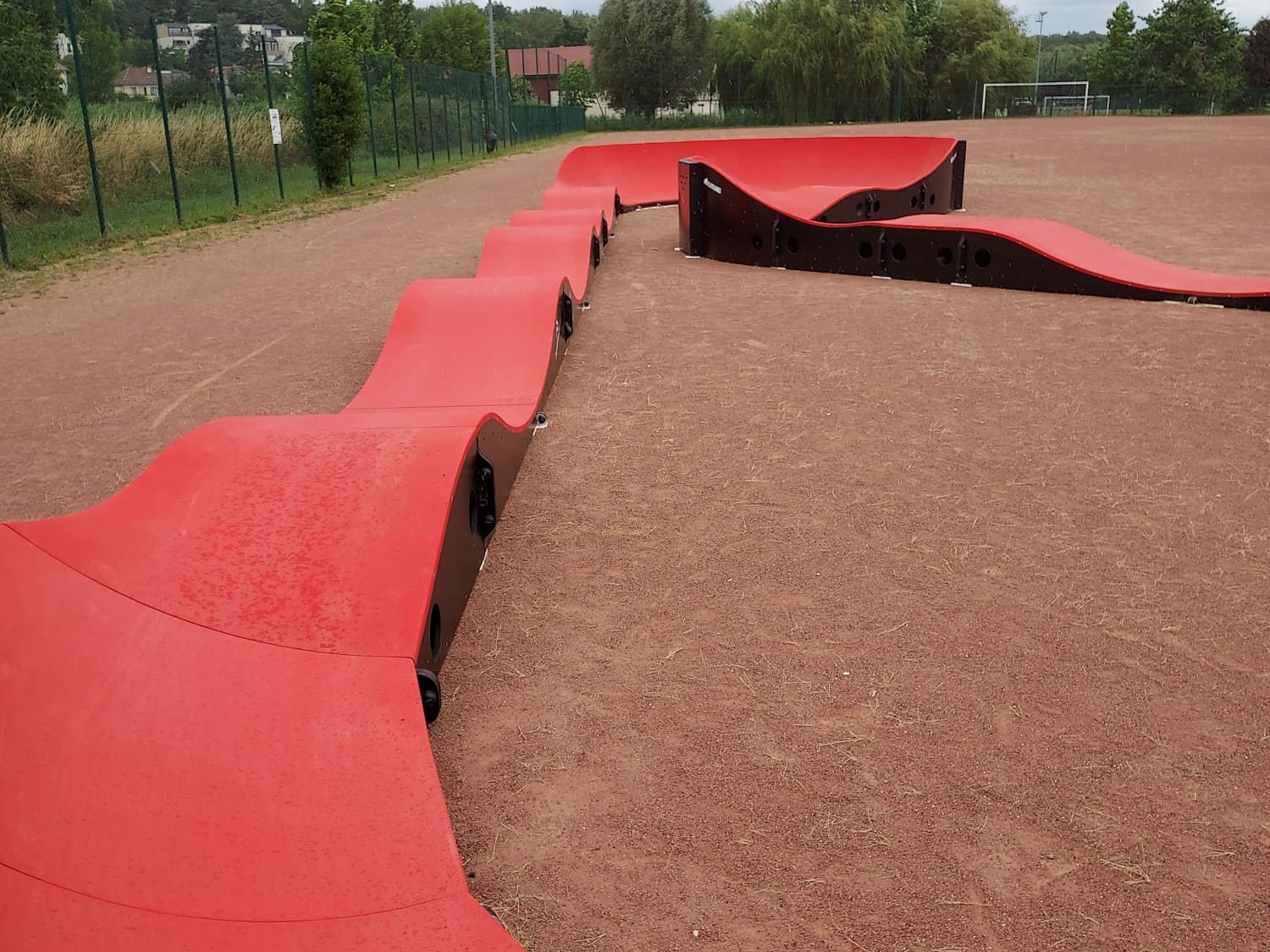 Pumptrack modulaire Brookland à Breuillet (Essonne), vue d'ensemble (troisième vue)
