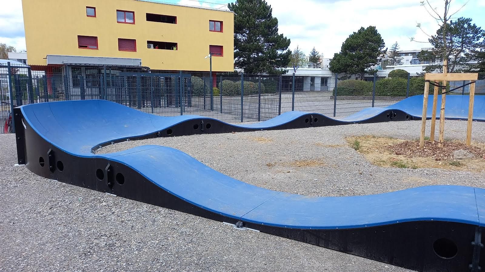 Pumptrack modulaire Triangle à Vaulx-en-Velin (Rhône), bosses et virages relevés