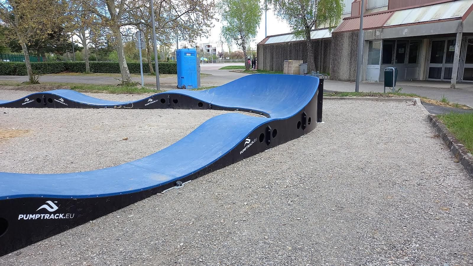 Pumptrack modulaire Triangle à Vaulx-en-Velin (Rhône), vue latérale de la piste