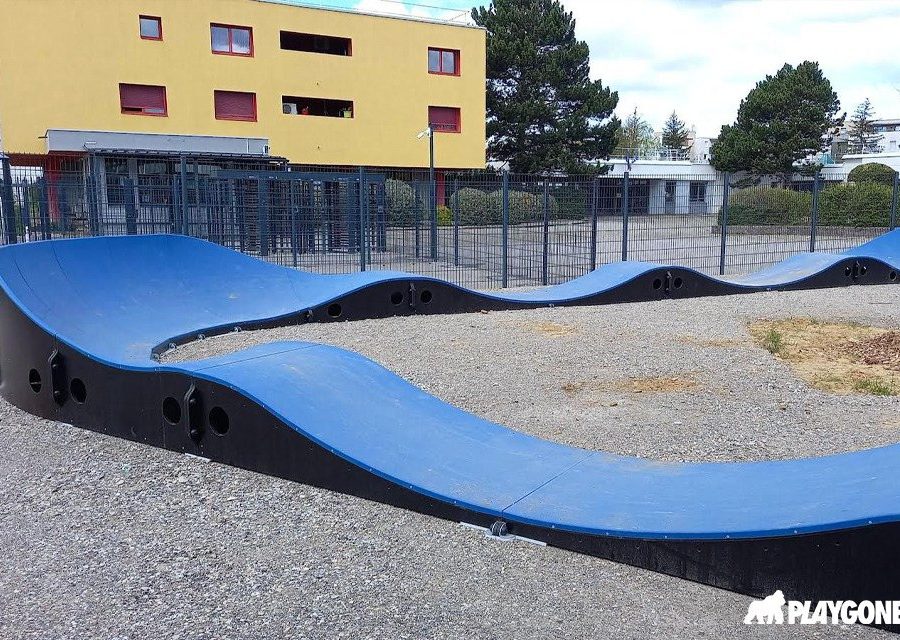 Pumptrack modulaire Triangle à Vaulx-en-Velin (Rhône), vue latérale de la piste (troisième vue)