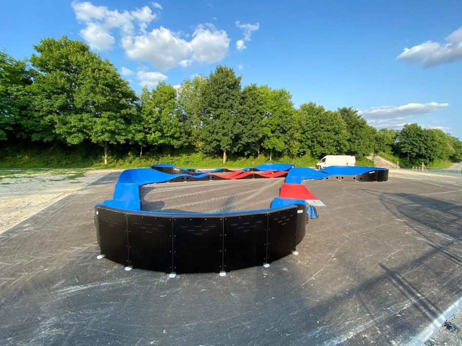 Pumptrack modulaire sur mesure à La Veuve (Marne), vue latérale de la piste