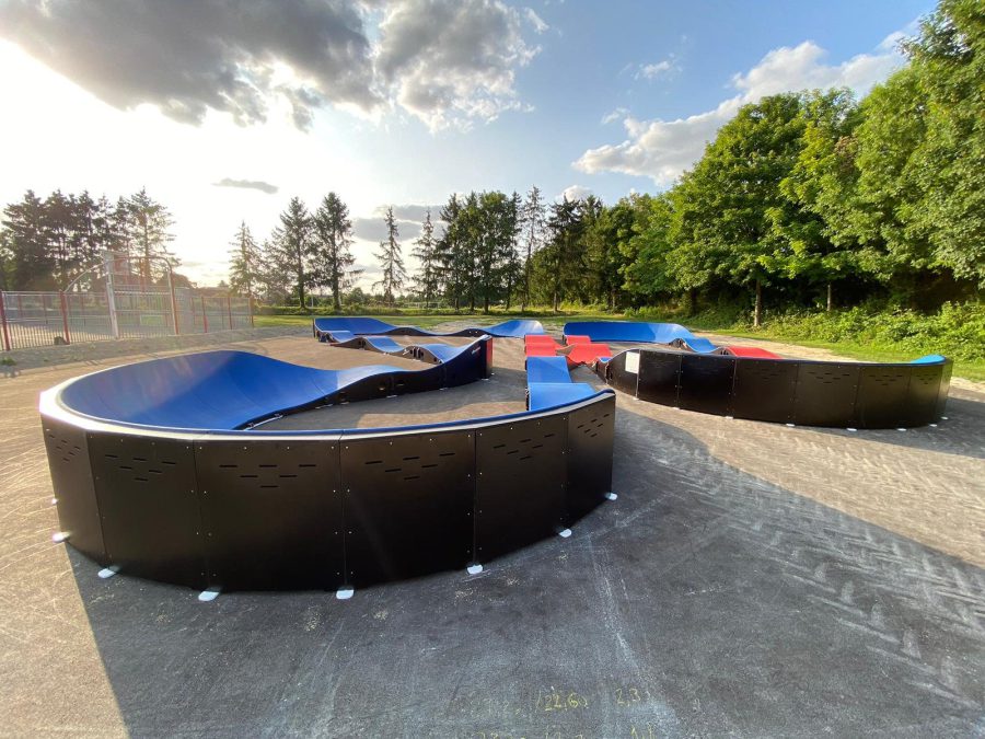 Pumptrack modulaire sur mesure à La Veuve (Marne), vue latérale de la piste (troisième vue)