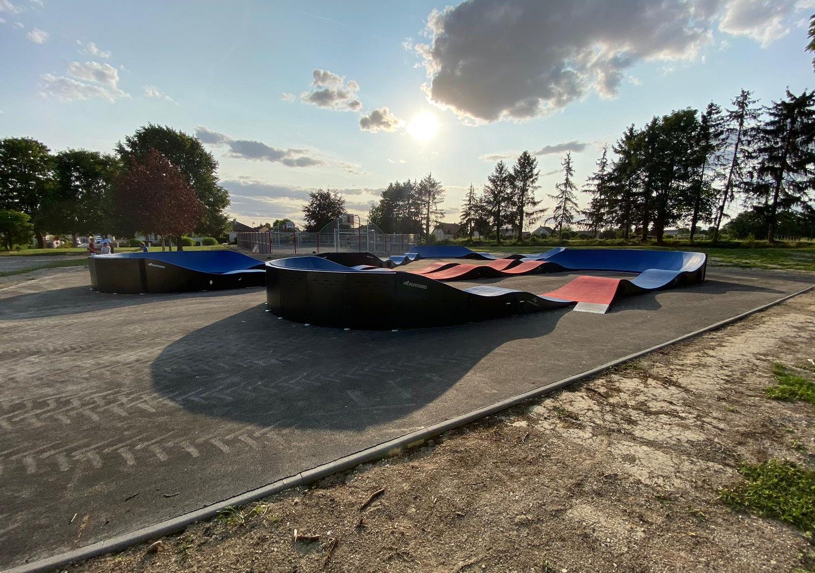Pumptrack modulaire sur mesure à La Veuve (Marne), vue latérale de la piste (quatrième vue)