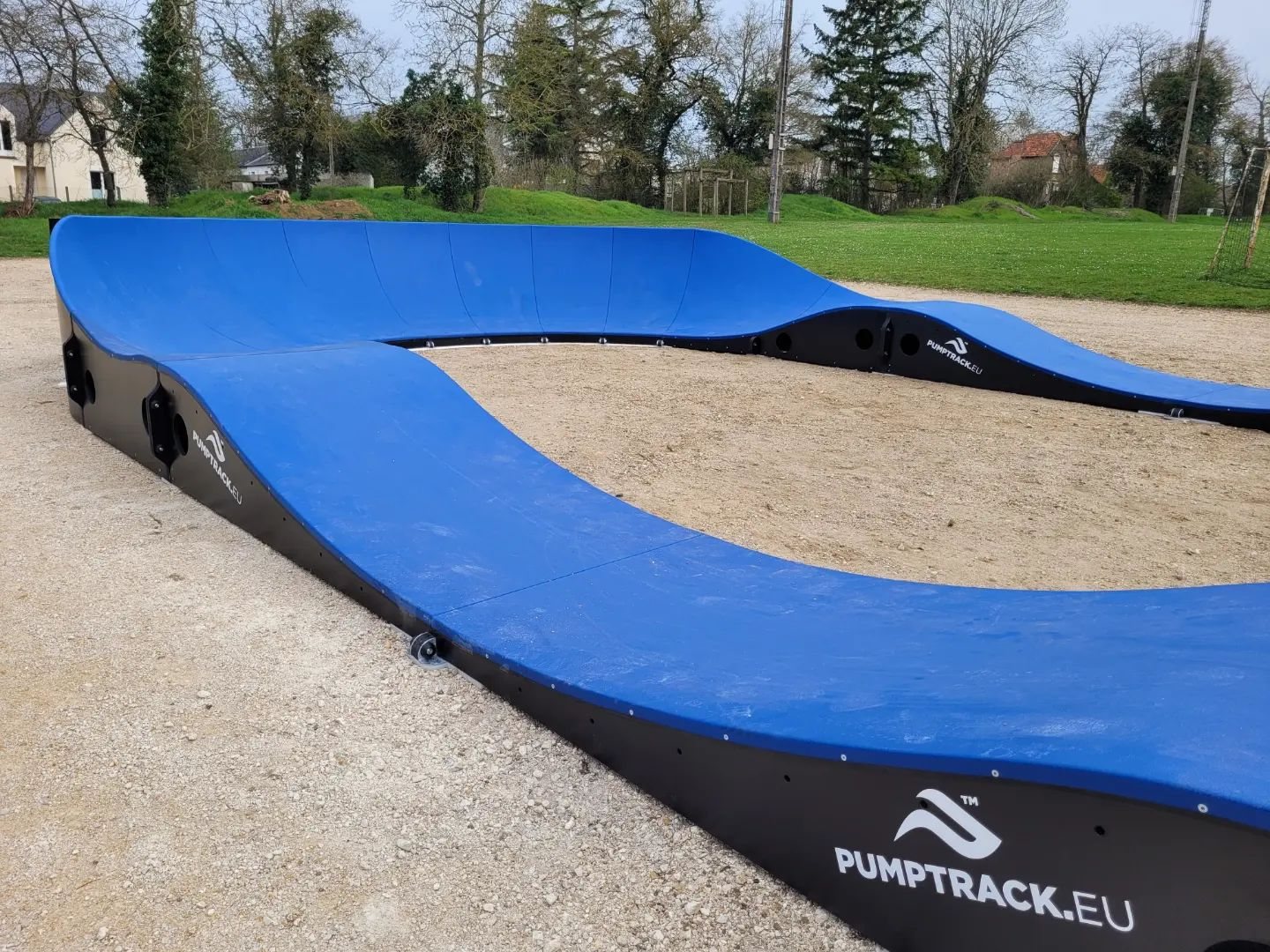 Pumptrack modulaire Speedway à Puiseaux (Loiret), bosses et virages relevés
