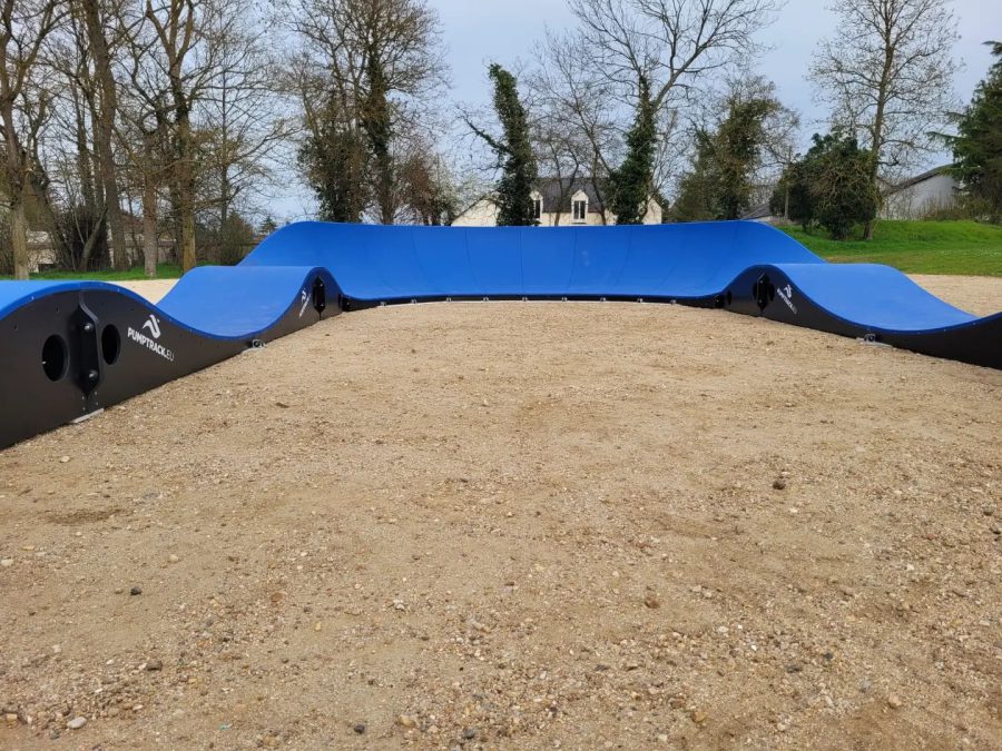 Pumptrack modulaire Speedway à Puiseaux (Loiret), vue latérale de la piste