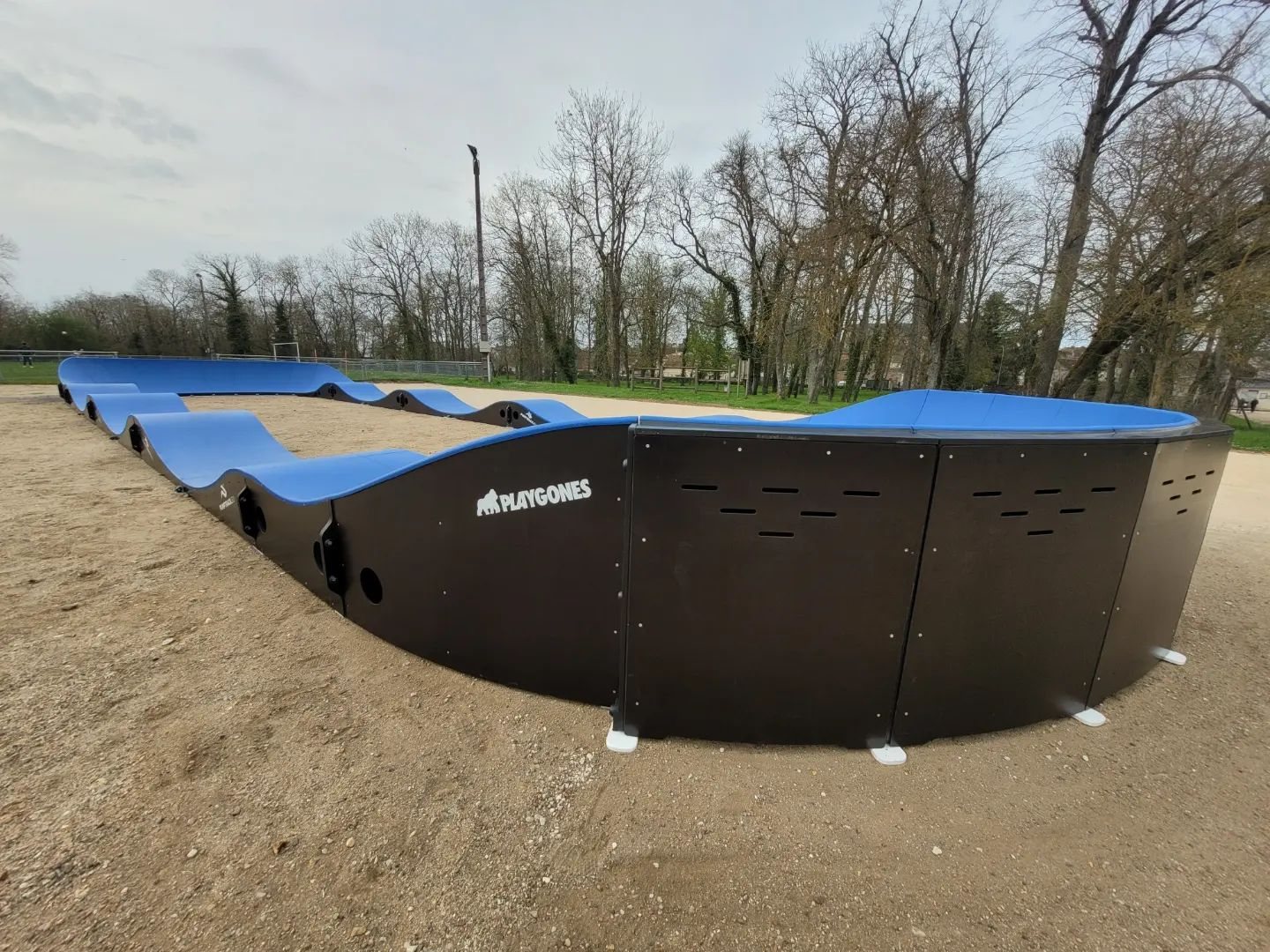 Pumptrack modulaire Speedway à Puiseaux (Loiret), vue latérale de la piste (troisième vue)