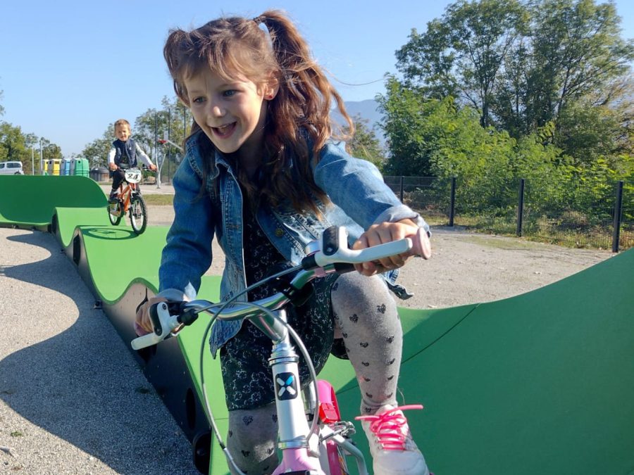 Pumptrack modulaire Monza à Têche (Isère), usagers en action (troisième vue)