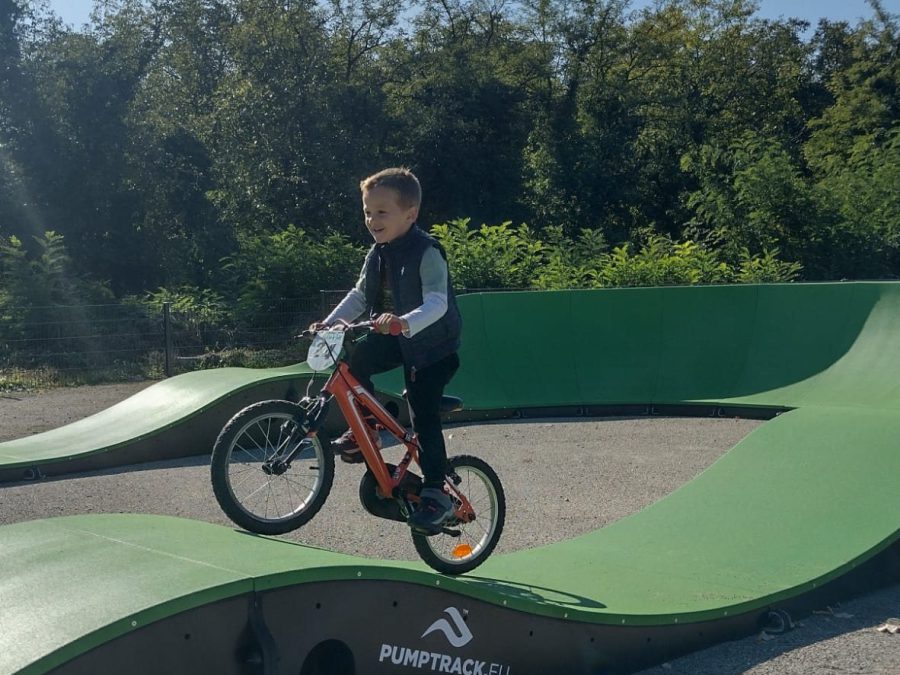 Pumptrack modulaire Monza à Têche (Isère), usagers en action (quatrième vue)