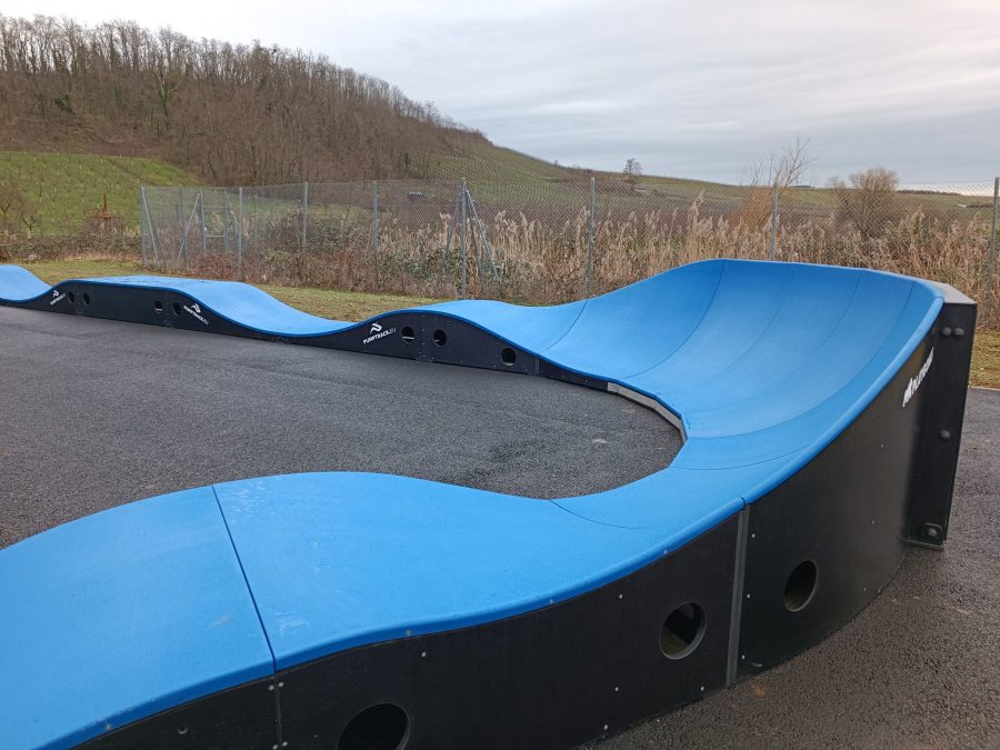 Pumptrack modulaire Casino Square à Balbronn (Bas-Rhin), vue latérale de la piste