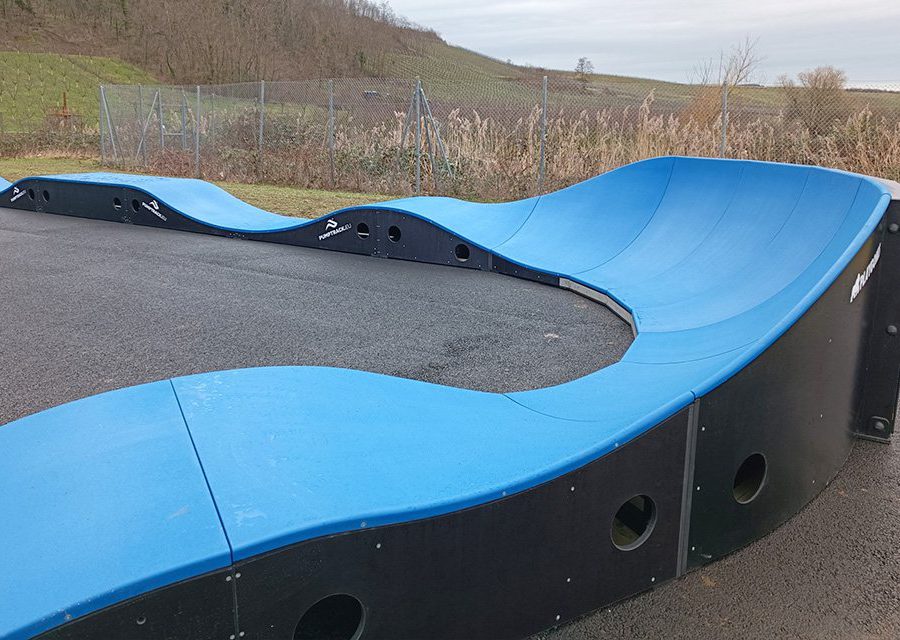 Pumptrack modulaire Casino Square à Balbronn (Bas-Rhin), vue latérale de la piste (troisième vue)