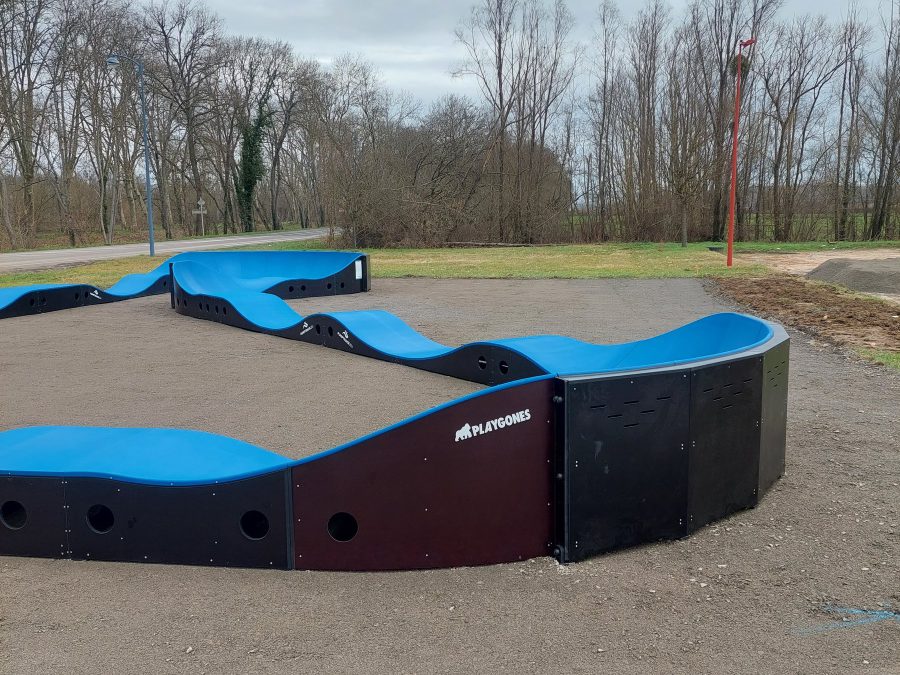 Pumptrack modulaire Brookland à Pont-de-Vaux (Ain), piste terminée (troisième vue)