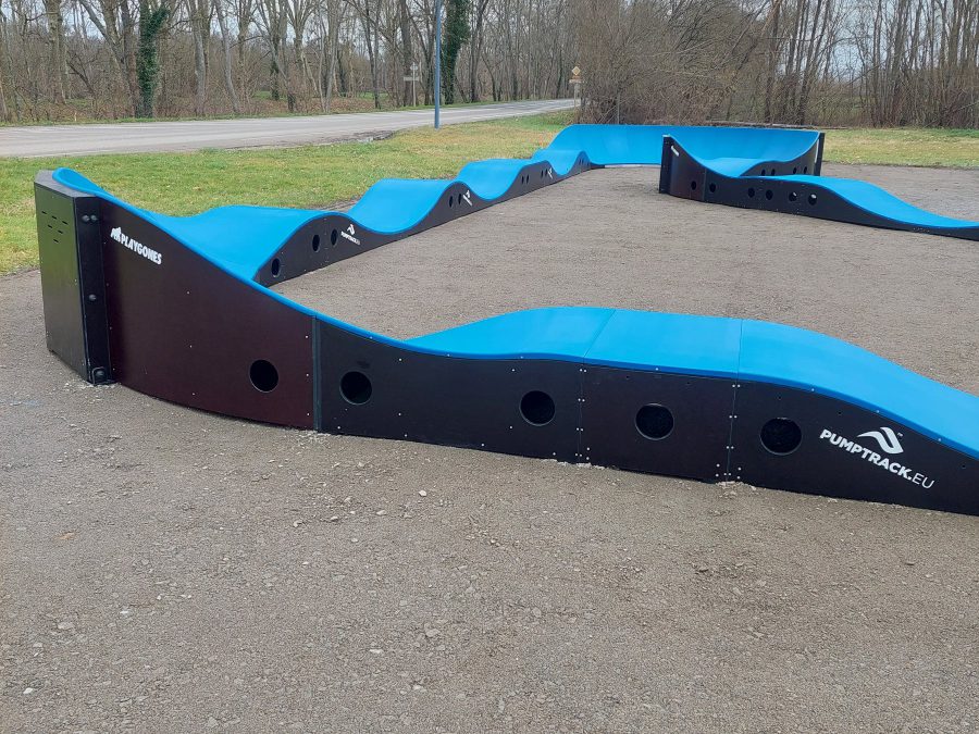 Pumptrack modulaire Brookland à Pont-de-Vaux (Ain), vue latérale de la piste