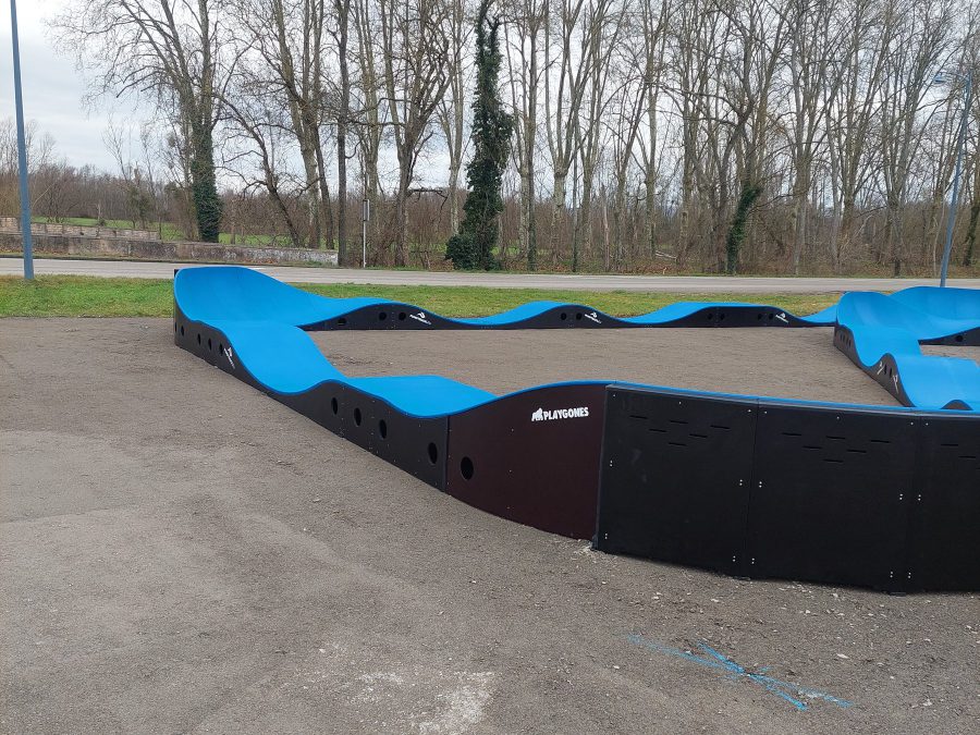 Pumptrack modulaire Brookland à Pont-de-Vaux (Ain), vue latérale de la piste (troisième vue)