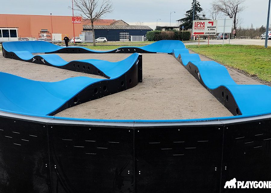 Pumptrack modulaire Brookland à Pont-de-Vaux (Ain), vue d'ensemble (troisième vue)