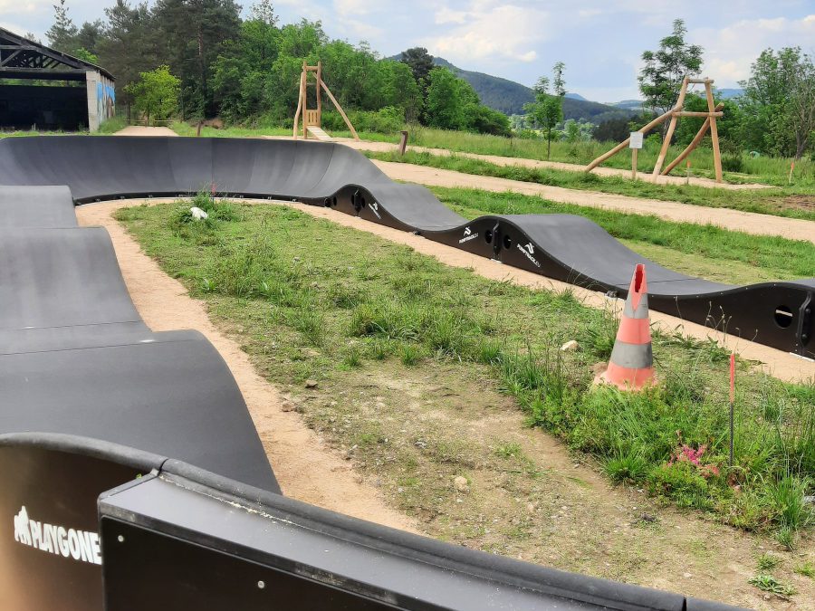 Pumptrack modulaire Monza à Lantriac (Haute-Loire), bosses et virages relevés