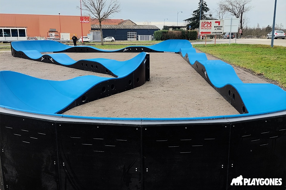 pumptrack bleu à Pont de Vaux dans l'Ain