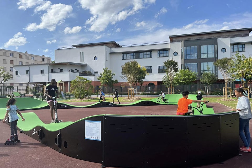 Enfants jouants sur la pumptrack de Reuil Malmaison, plateau sportif Robespierre