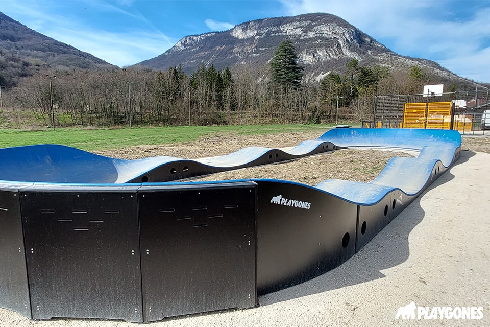 pumtrack de Virieu le Grand au pied des montagnes