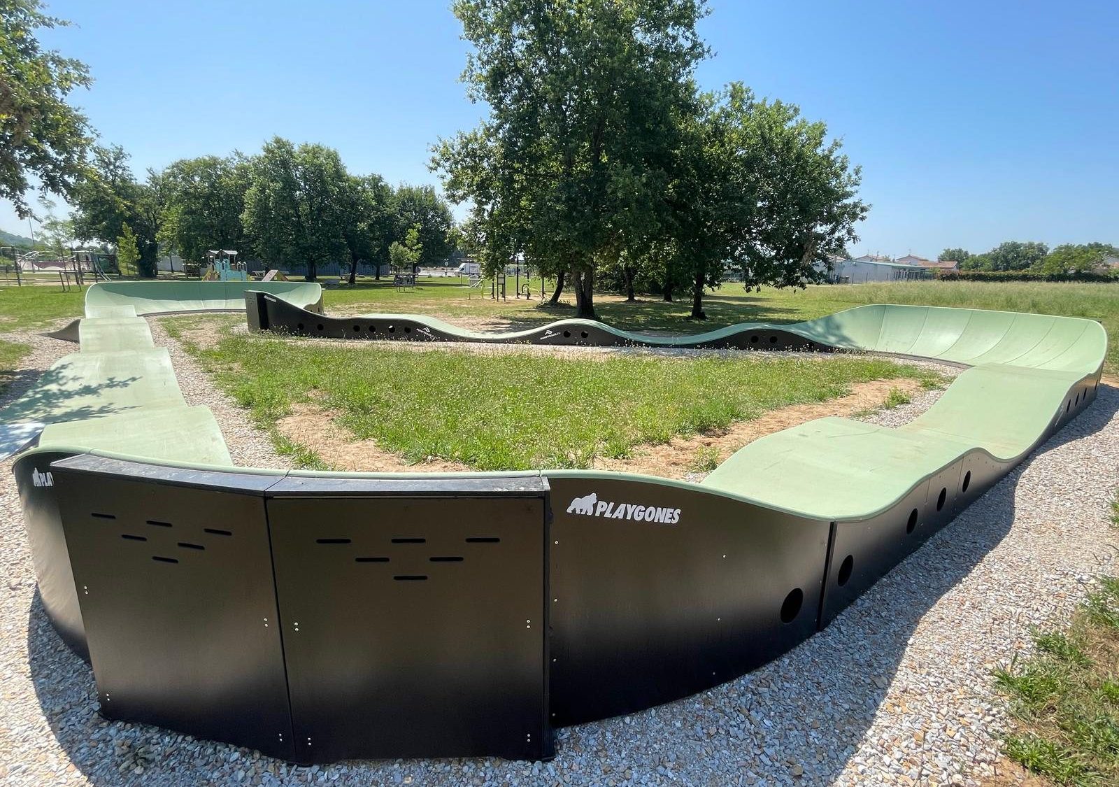 Pumptrack modulaire à Bessières (Haute-Garonne), vue latérale de la piste