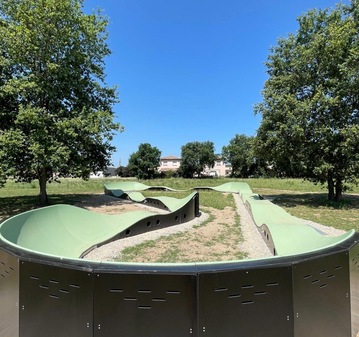 Pumptrack modulaire à Bessières (Haute-Garonne), piste terminée (troisième vue)