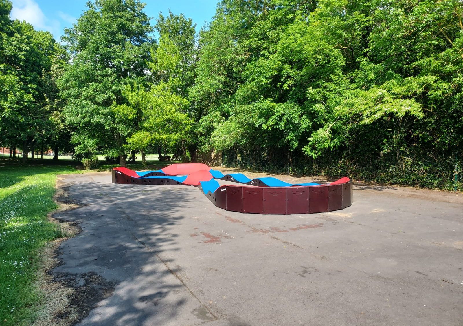 Pumptrack modulaire Brookland à Bully-les-Mines (Pas-de-Calais), vue d'ensemble