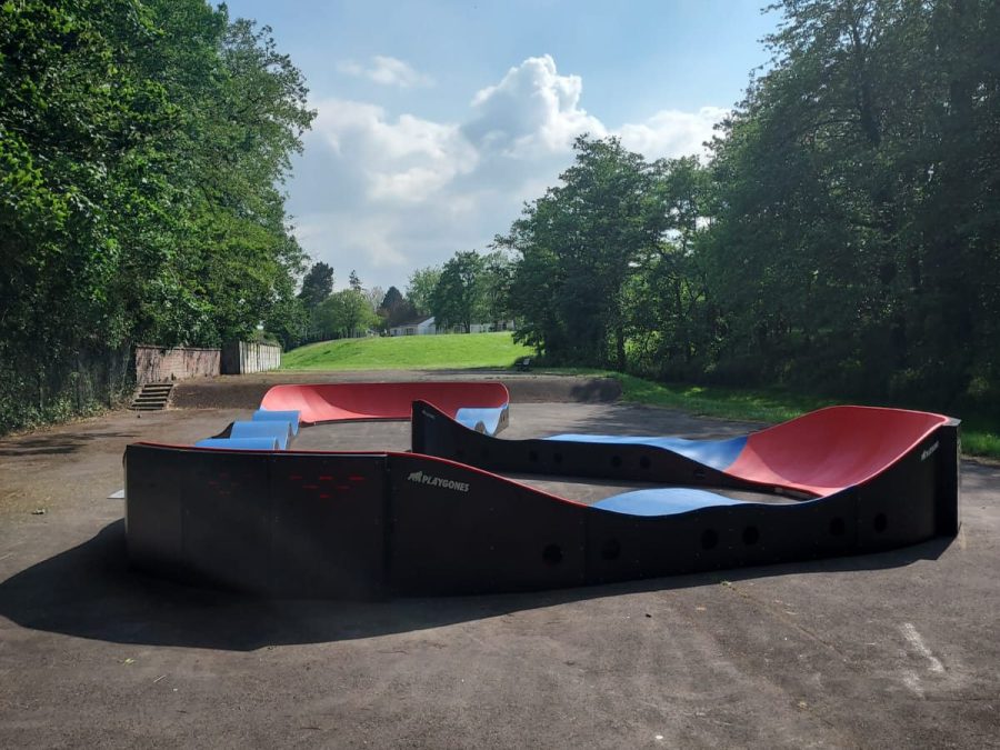 Pumptrack modulaire Brookland à Bully-les-Mines (Pas-de-Calais), vue latérale de la piste
