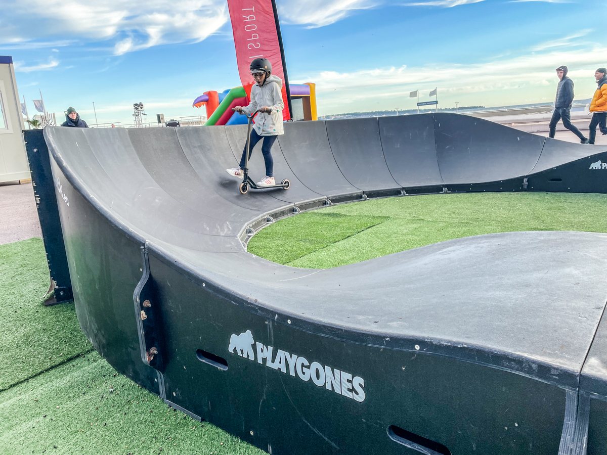 Pumptrack modulaire à Cannes (Alpes-Maritimes), usagers en action (troisième vue)