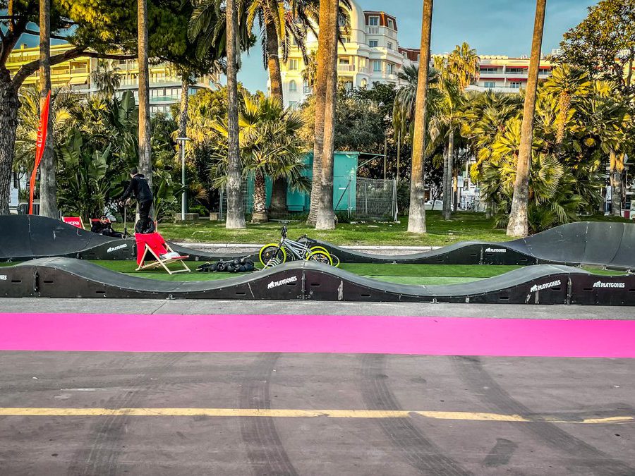 Pumptrack modulaire à Cannes (Alpes-Maritimes), vue latérale de la piste