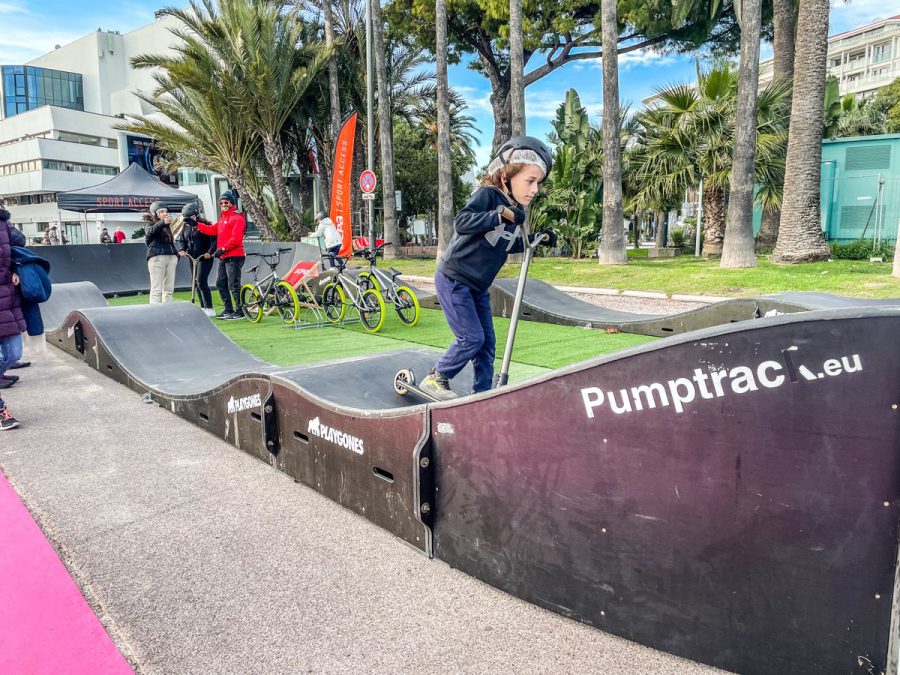 Pumptrack modulaire à Cannes (Alpes-Maritimes), usagers en action (sixième vue)