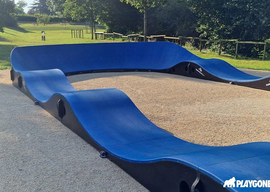 Pumptrack modulaire Monza à Cessieu (Isère), bosses et virages relevés