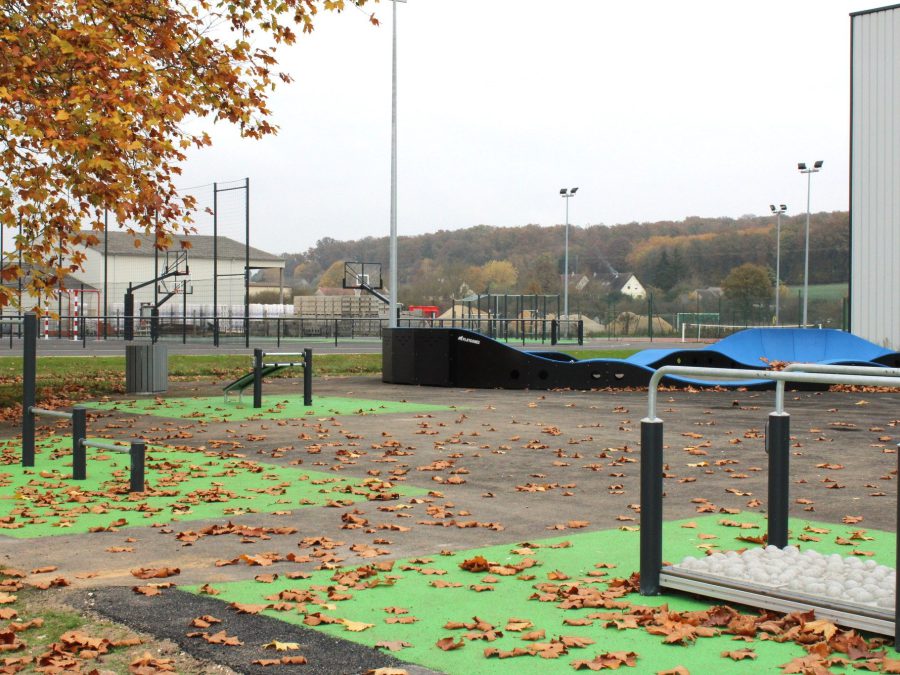 Pumptrack modulaire Brookland à Charny Orée de Puisaye (Yonne), vue latérale de la piste